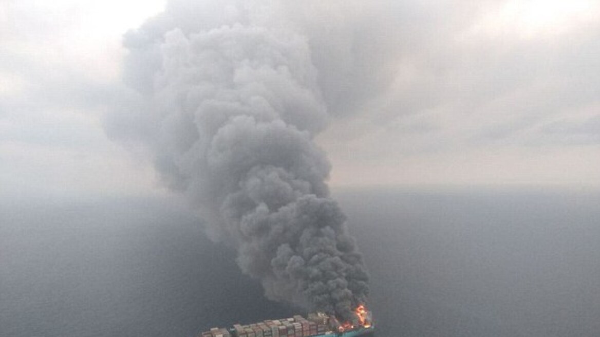 Εικόνες-σοκ: Μεγάλη πυρκαγιά σε φορτηγό πλοίο - Ένας νεκρός και τέσσερις αγνοούμενοι